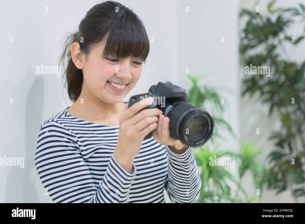Frau, die Fotos überprüft Stockfoto Frau, die Fotos überprüft Stockfoto