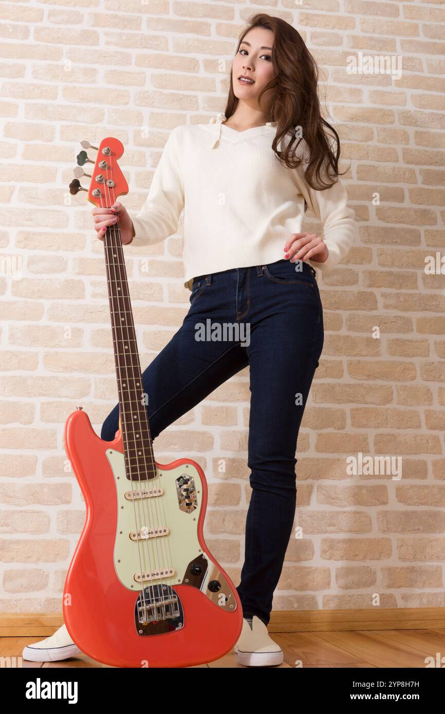 Frau mit Bassgitarre Stockfoto