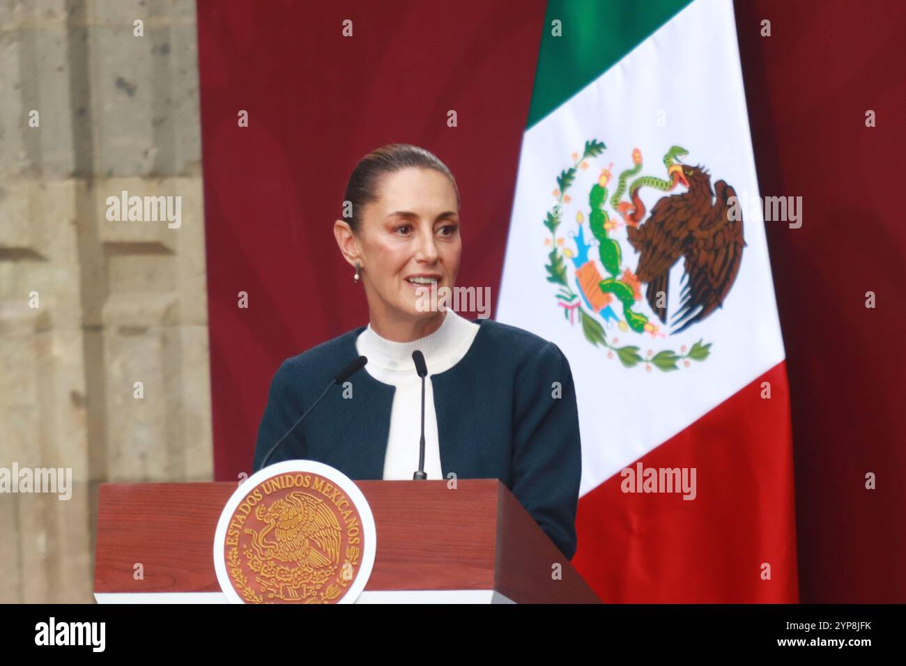 Mexiko-Stadt, Mexiko. November 2024. Mexikos Präsidentin Claudia Sheinbaum Pardo spricht während des National Sports Award 2024 im Nationalpalast. Am 27. November 2024 in Mexiko-Stadt. (Foto: Carlos Santiago/Eyepix Group/SIPA USA) Credit: SIPA USA/Alamy Live News Stockfoto