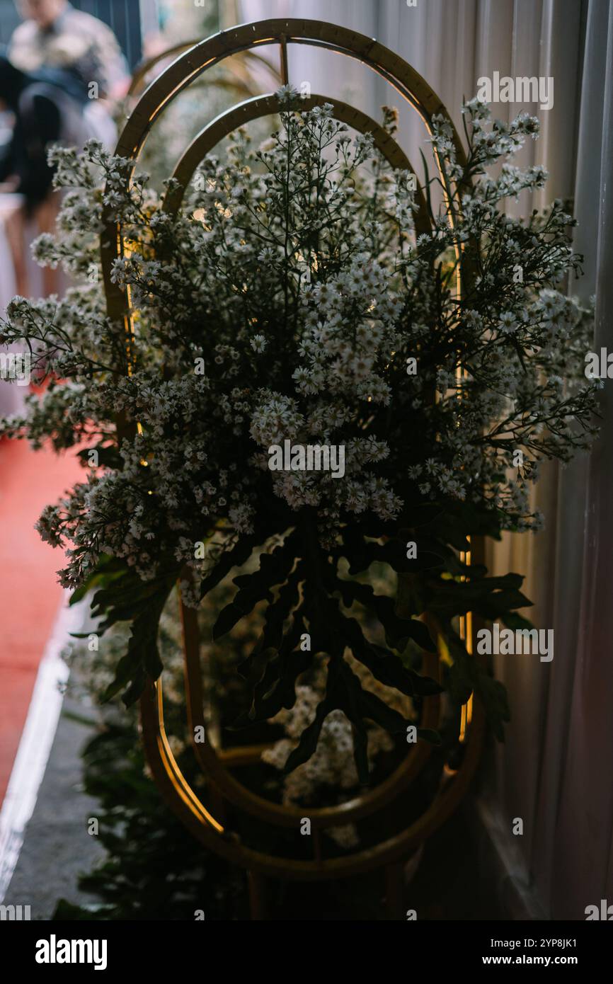 Hochzeitsdekoration mit wunderschönen Blumen und runden Metallelementen, die eine elegante und romantische Atmosphäre schaffen. Perfekt für Stockfoto