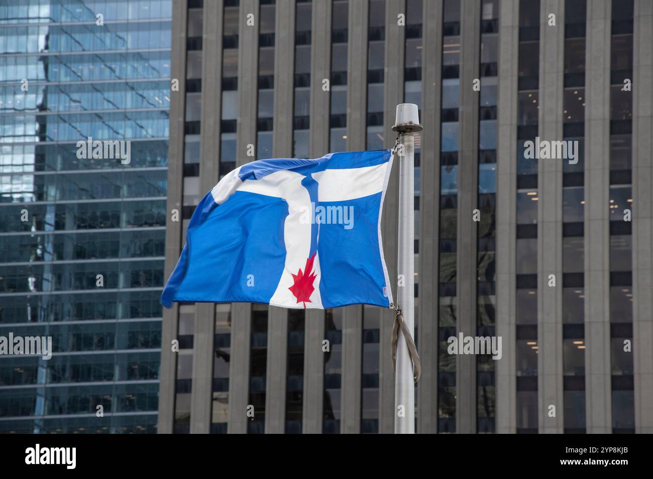 Stadtflagge von Toronto im Rathaus auf der Queen Street West in der Innenstadt von Toronto, Ontario, Kanada Stockfoto