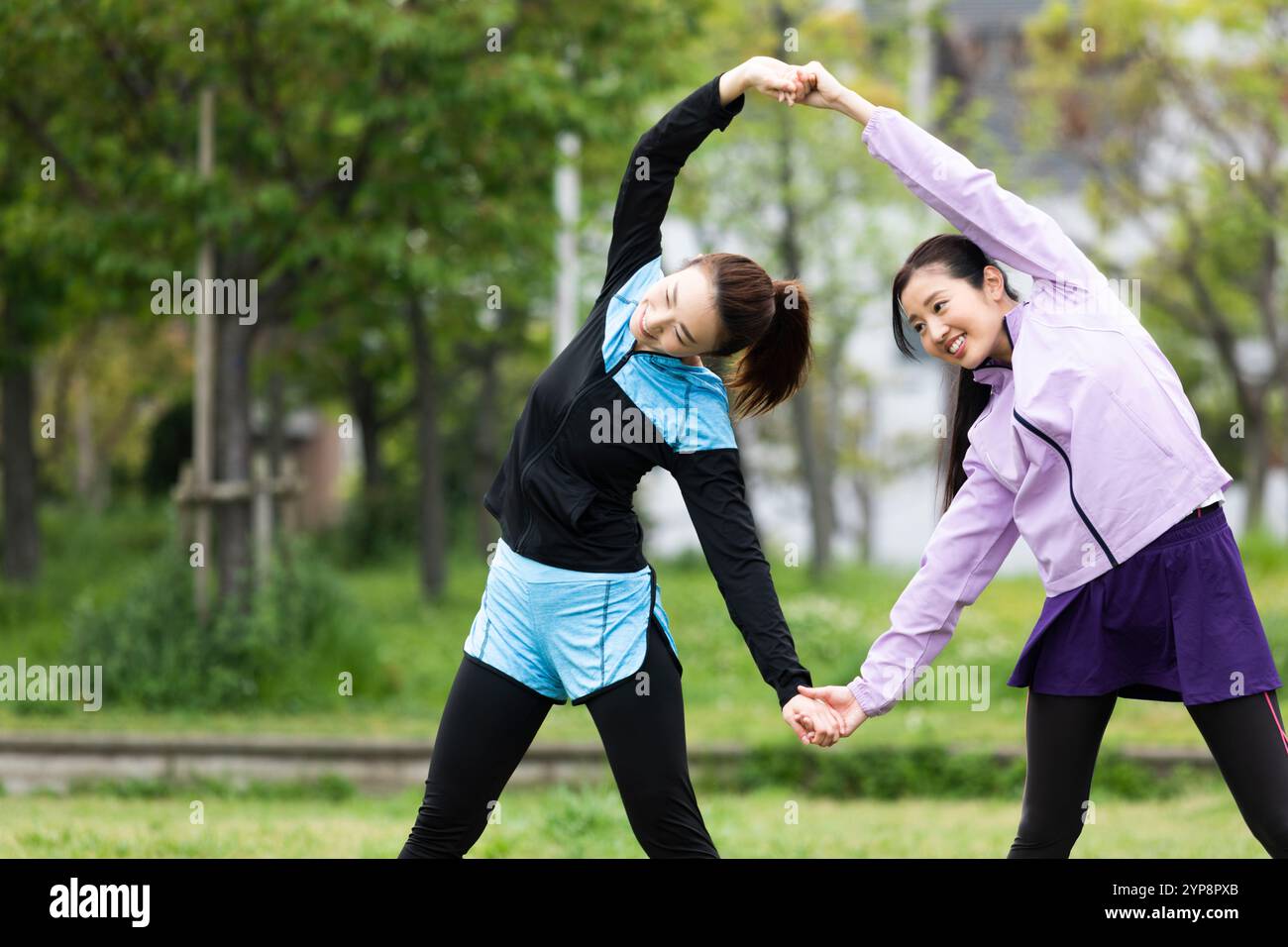 Zwei Frauen dehnen Stockfoto