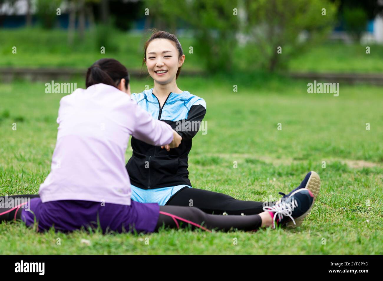 Zwei Frauen dehnen Stockfoto