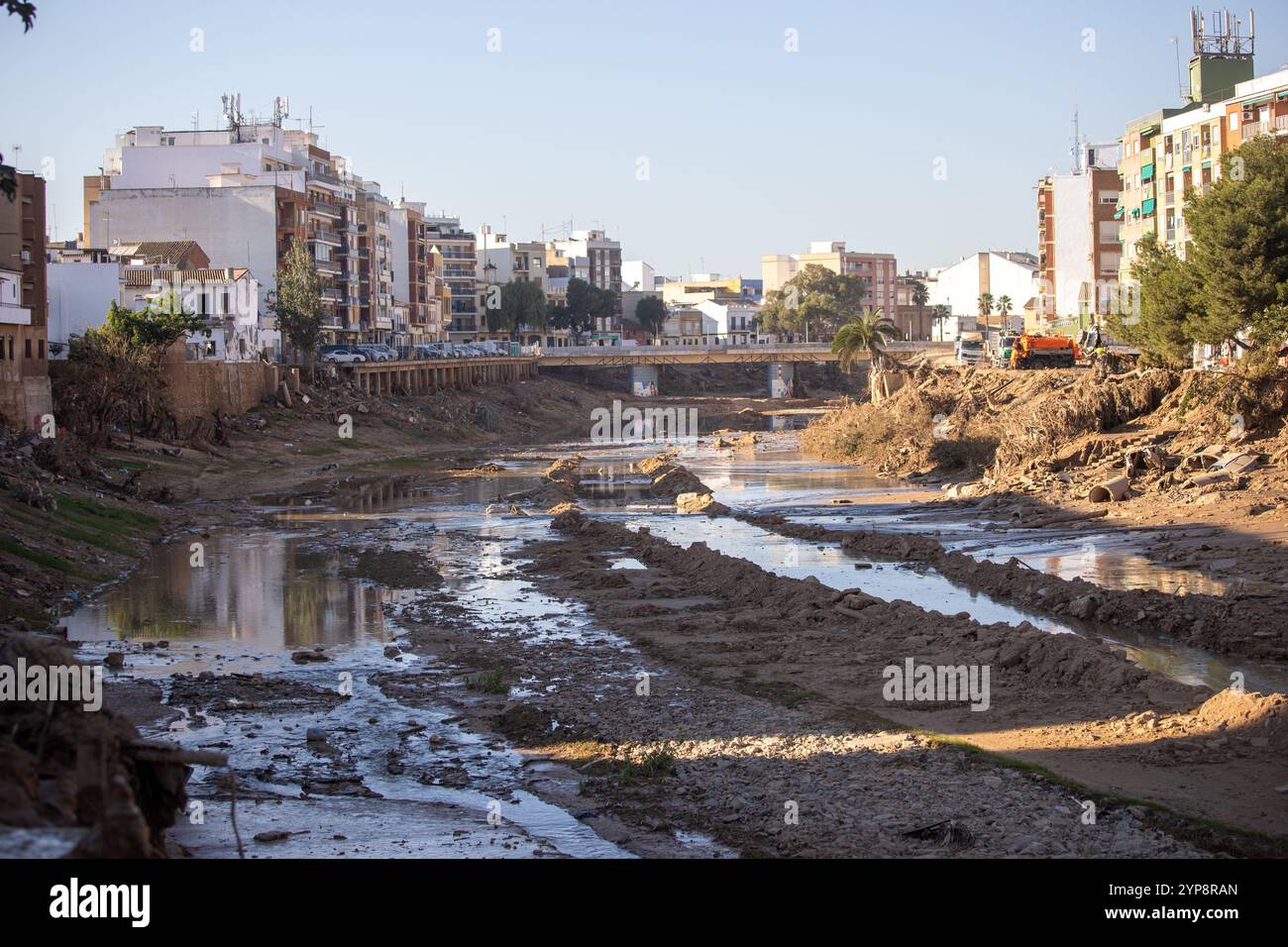 Valencia, Spanien. November 2024. Der Barranco del Poyo in der Stadt Paiporta südlich von Valencia. Am 29. November ist ein Monat vergangen, seit die isolierte Depression auf hohem Niveau (DANA) Ende Oktober die Städte im Süden der spanischen Stadt Valencia traf und die nicht nur Millionen an wirtschaftlichen Schäden verursachte, sondern mehr als 200 Menschen das Leben forderte. Quelle: SOPA Images Limited/Alamy Live News Stockfoto