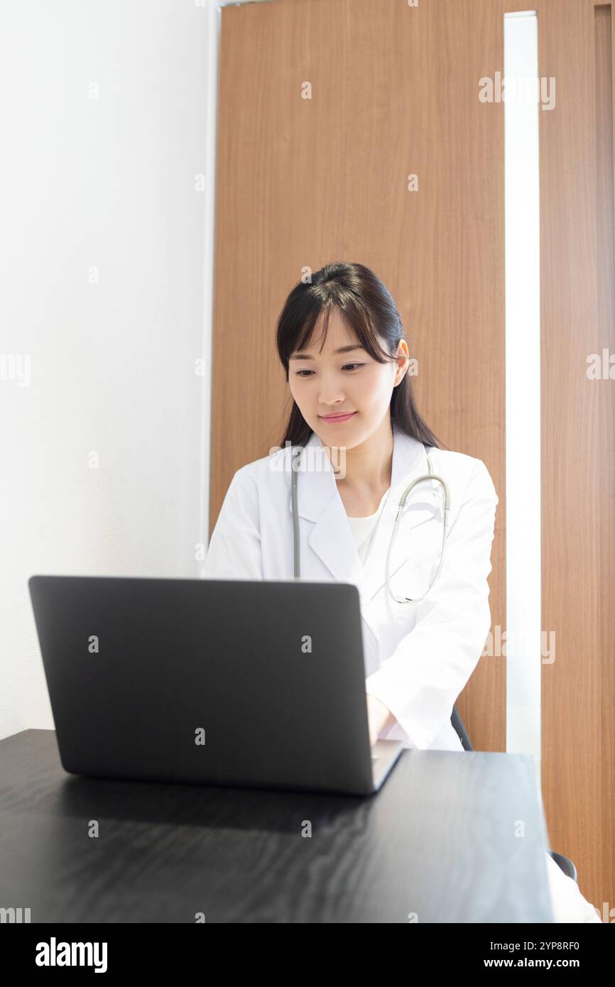 Eine Ärztin, die am Computer schreibt Stockfoto