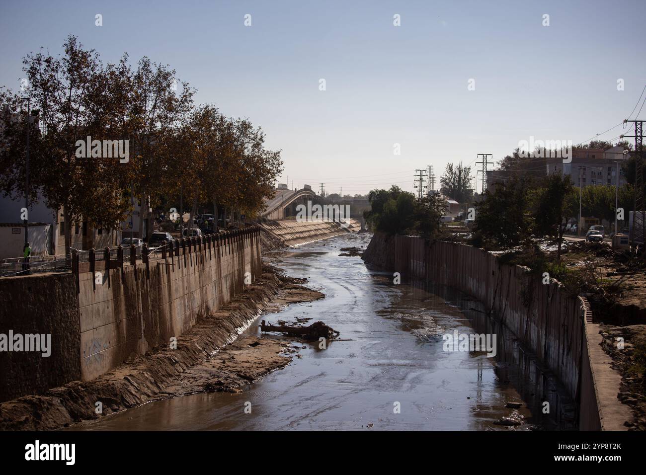 Valencia, Spanien. November 2024. Der Barranco del Poyo in Massanassa südlich von Valencia. Am 29. November ist ein Monat vergangen, seit die isolierte Depression auf hohem Niveau (DANA) Ende Oktober die Städte im Süden der spanischen Stadt Valencia traf und die nicht nur Millionen an wirtschaftlichen Schäden verursachte, sondern mehr als 200 Menschen das Leben forderte. (Foto: David Canales/SOPA Images/SIPA USA) Credit: SIPA USA/Alamy Live News Stockfoto