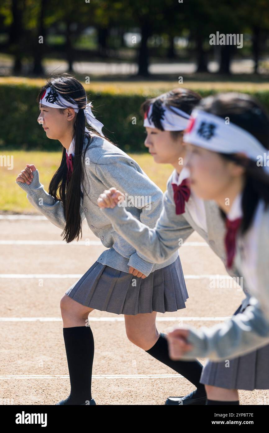 High-School-Schüler stehen an der Startlinie Stockfoto