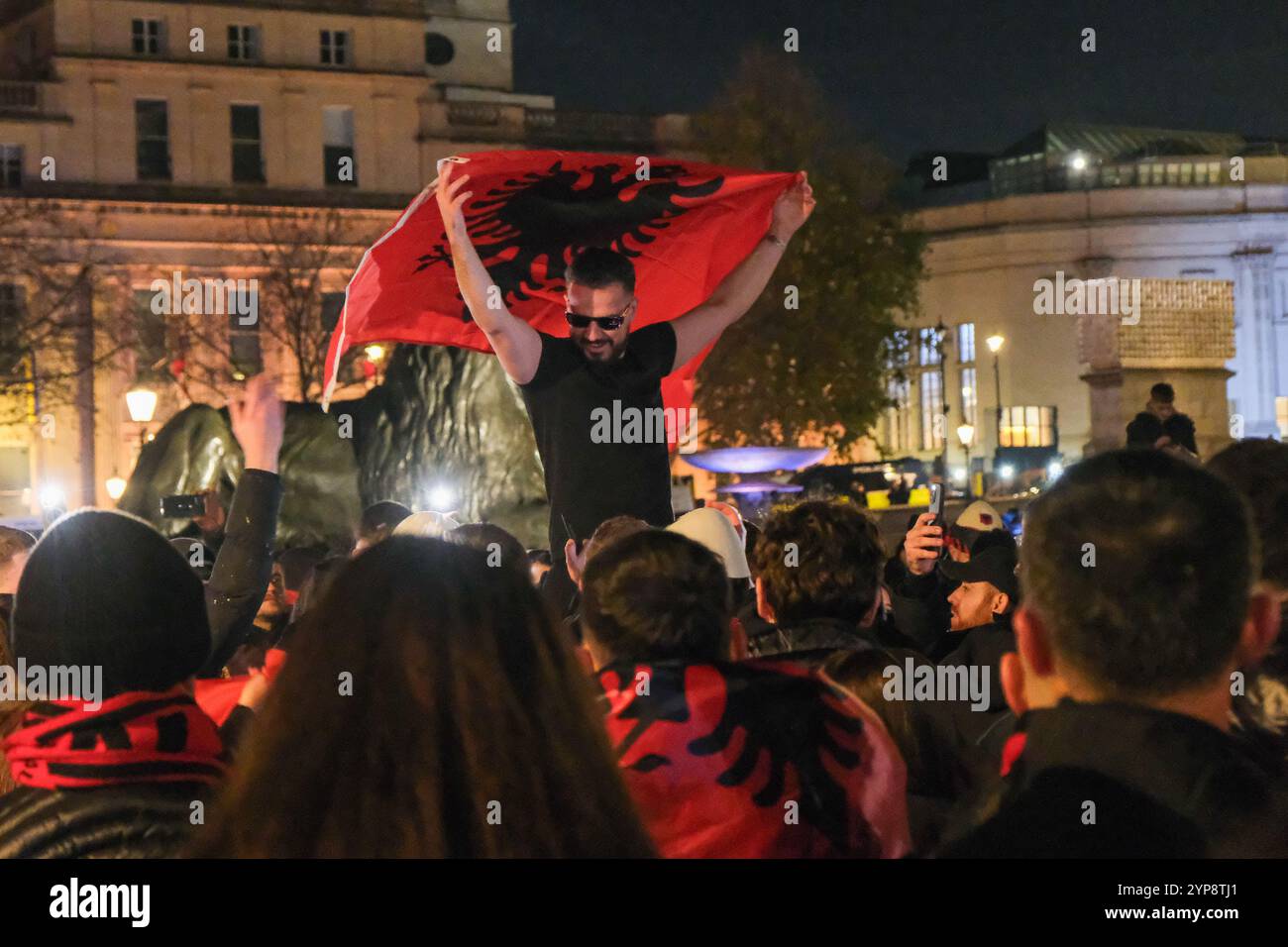 London, Großbritannien. November 2024. Die albanische Gemeinde feiert den Unabhängigkeitstag der Nation auf und um den Trafalgar Square. Die Polizei verhängte später am Abend nach der Sperrung des Straßenverkehrs eine Sektion 35. Quelle: Eleventh Photography/Alamy Live News Stockfoto