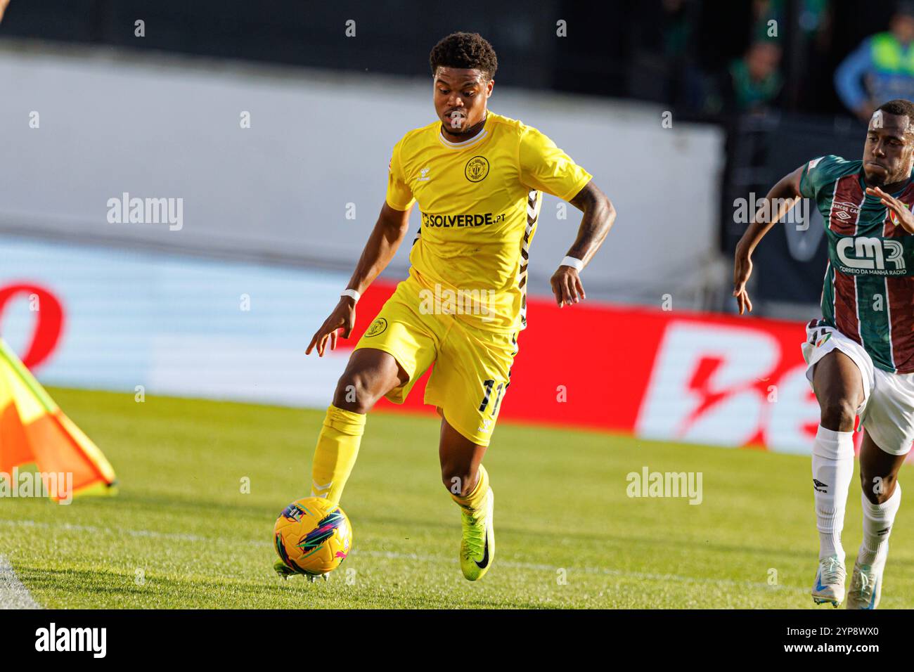 Nigel Thomas (CD Nacional) wurde während des Liga-Portugal-Spiels zwischen den Mannschaften CF Estrela Amadora und CD Nacional im Estadio Jose Gomes gesehen. Endpartitur; CF Estrela Amadora 2:0 CD Nacional Stockfoto