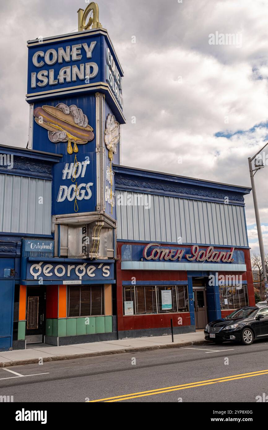 Berühmte Coney Island Hot Dogs an der Southbridge Street in Worcester, MA Stockfoto