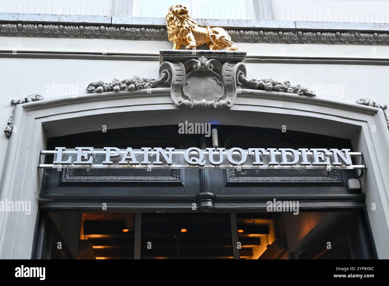 Le Pain Quotidien Schild – Brügge, Belgien – 24. Oktober 2024 Stockfoto