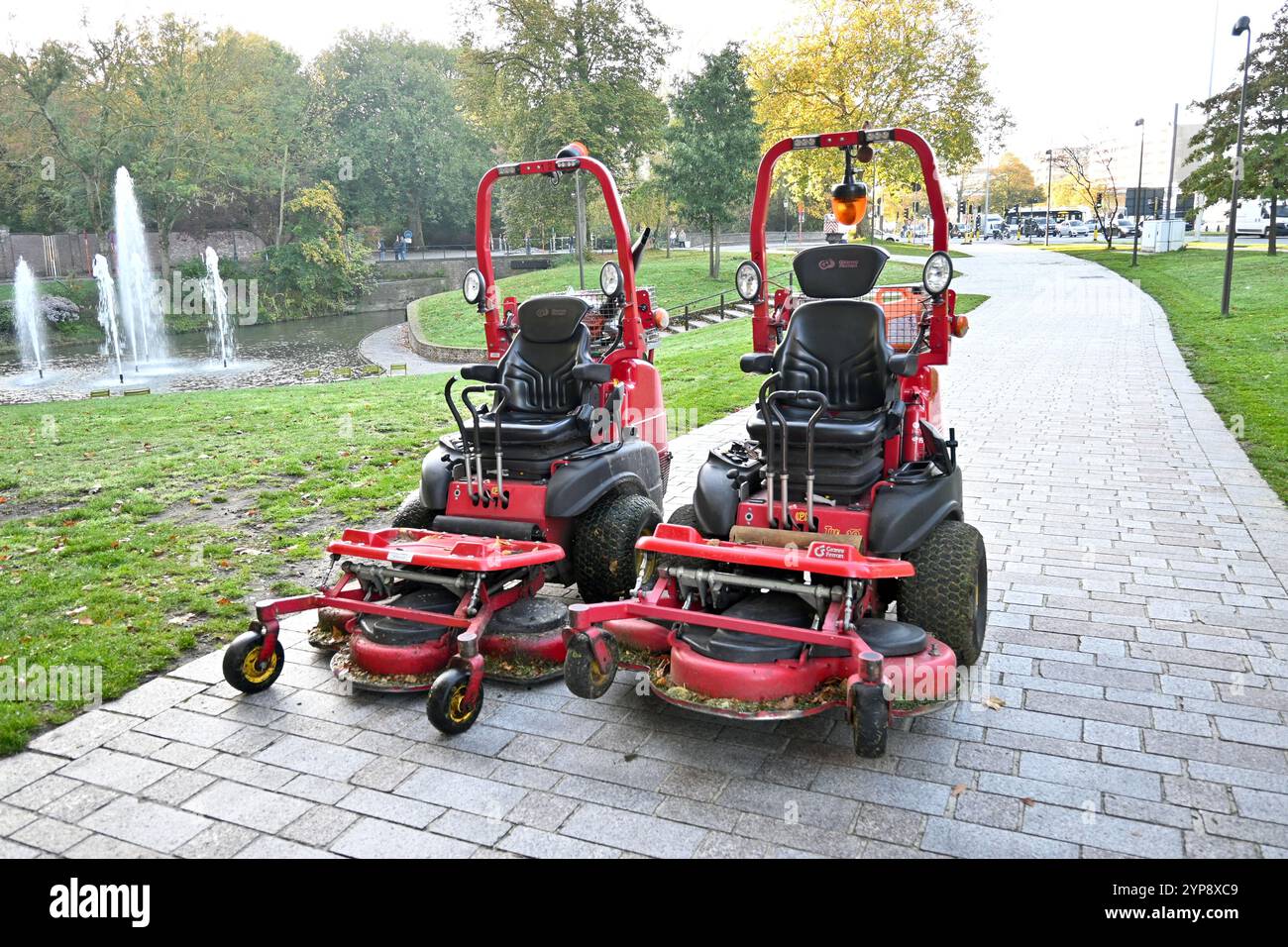 Zwei rote Rasenmäher – Brügge, Belgien – 24. Oktober 2024 Stockfoto