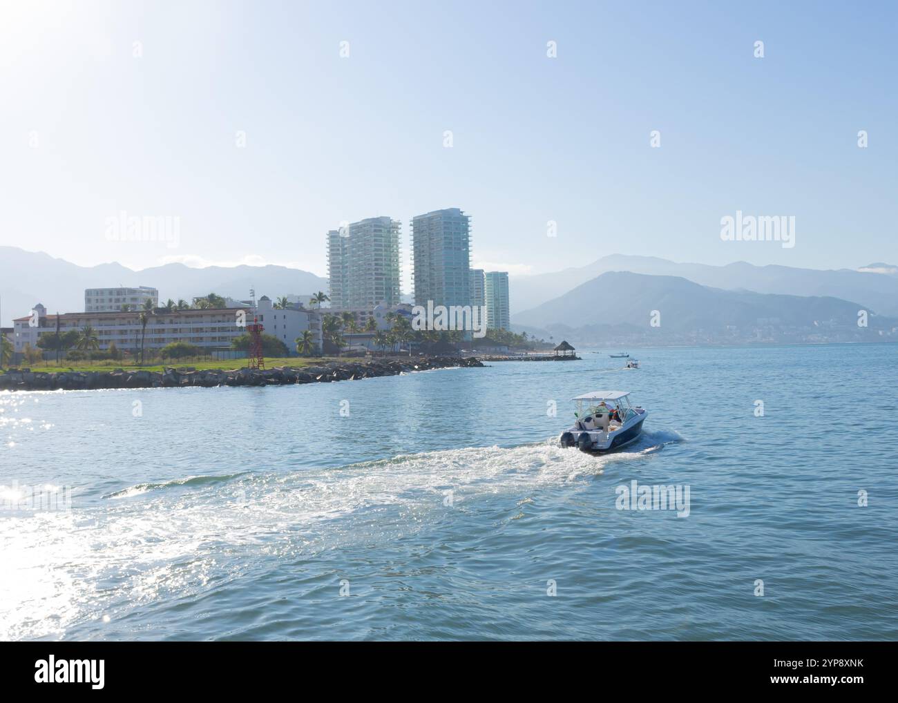 Boot an der Küste von Puerto Vallarta Stockfoto