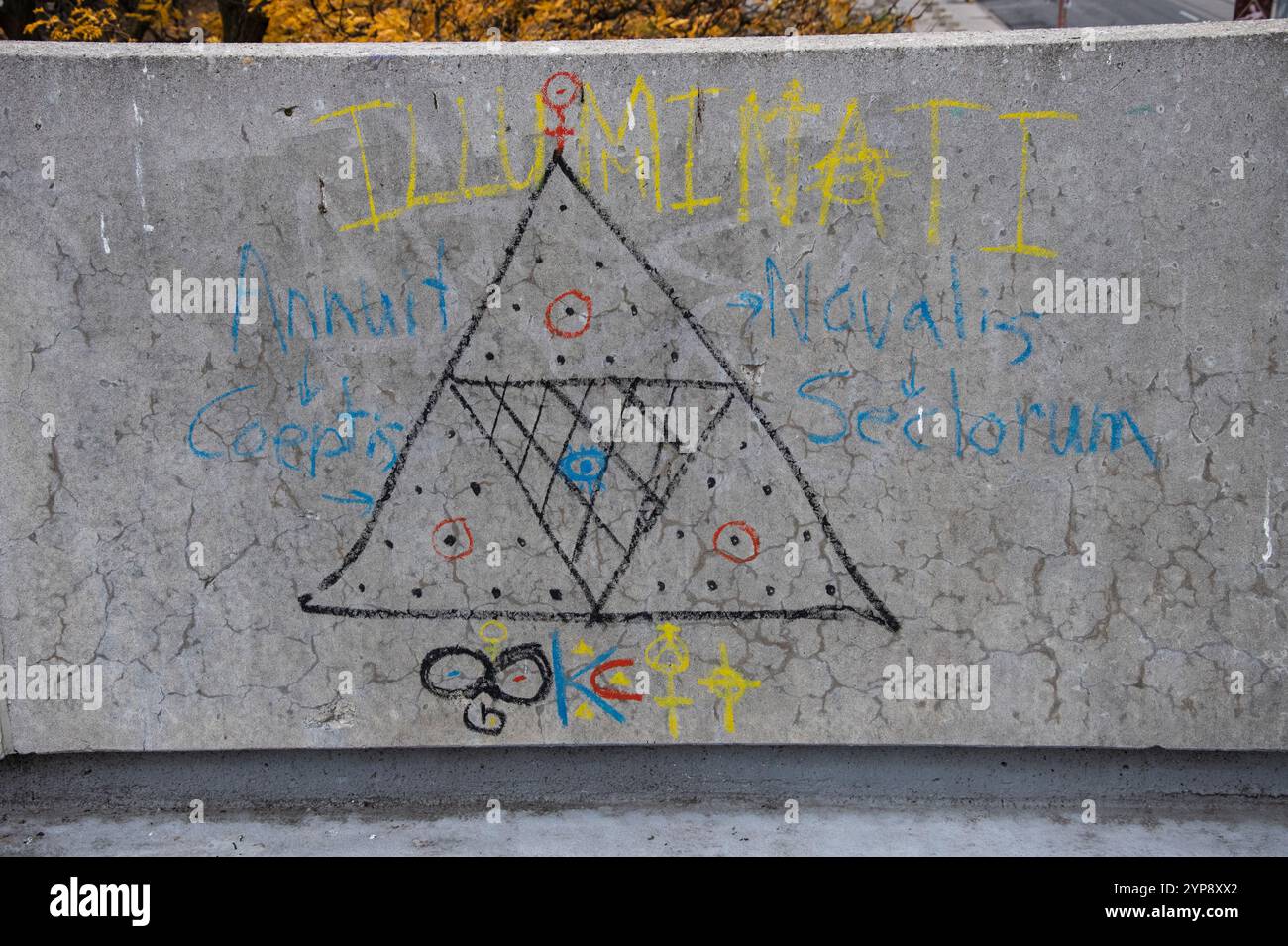 Graffiti auf einer Betonbarriere auf der Queen Street West im Zentrum von Toronto, Ontario, Kanada Stockfoto