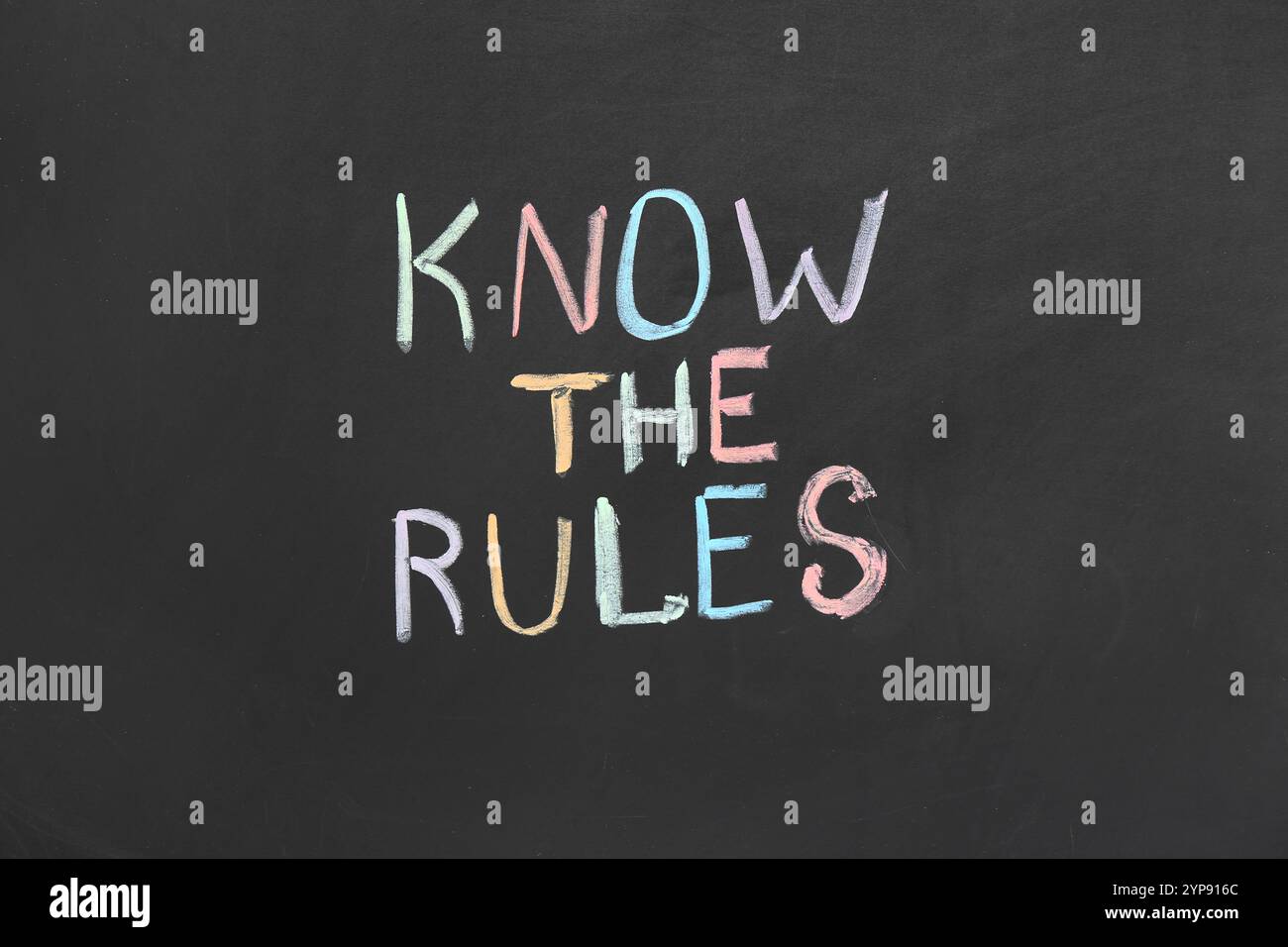 Text KENNE DIE REGELN auf der Tafel Stockfoto
