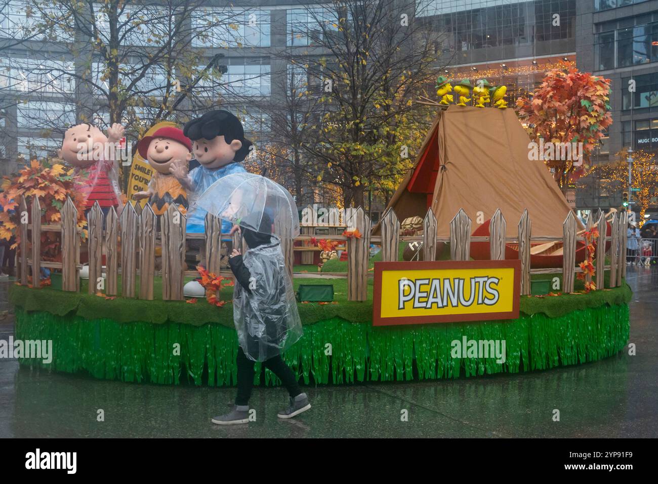 New York, Usa. November 2024. Charlie Brown, Linus und Lucy fahren während der jährlichen Thanksgiving Day Parade in New York City auf dem Camp Snoopy von Peanuts Worldwide. Quelle: SOPA Images Limited/Alamy Live News Stockfoto