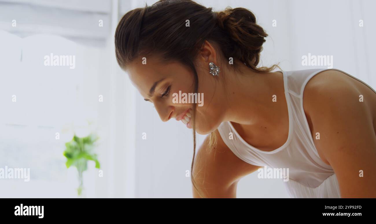 Nahaufnahme einer wunderschönen Braut in weißem Kleid, die sich auf die Hochzeit vorbereitet: 4K 4K Stockfoto