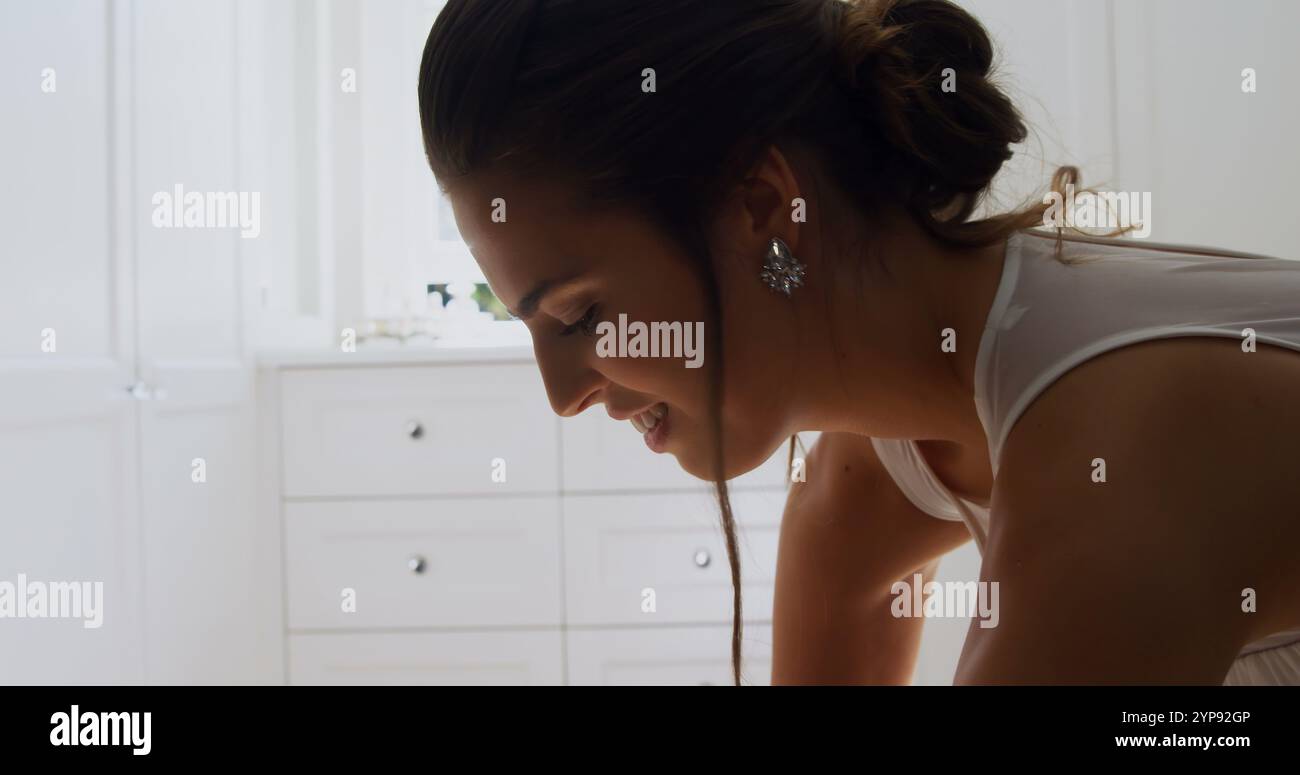Happy Bride macht sich bereit für die Hochzeit zu Hause 4K 4K Stockfoto