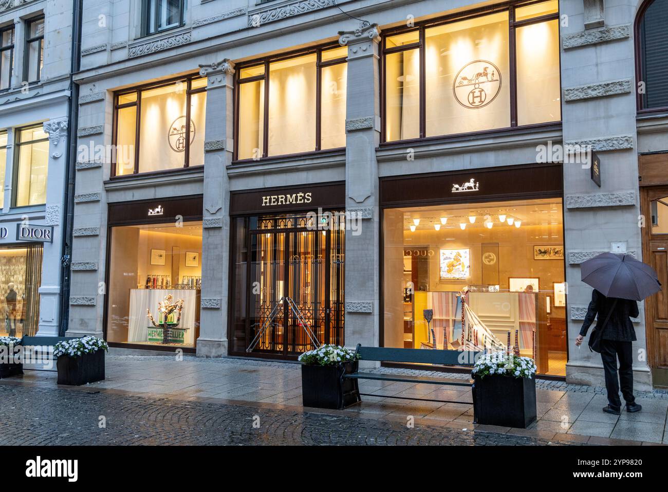 Oslo Norwegen Nedre Slottsgate 15, französischer Luxushändler Hermes Store Regentag mit Mann mit schwarzem Regenschirm, Norwegen, Europa, 2024 Stockfoto