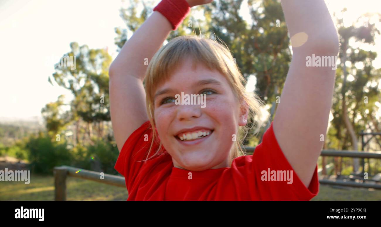 Glückliches Mädchen, das im Bootcamp während des Hinderniskurses anfeuert Stockfoto