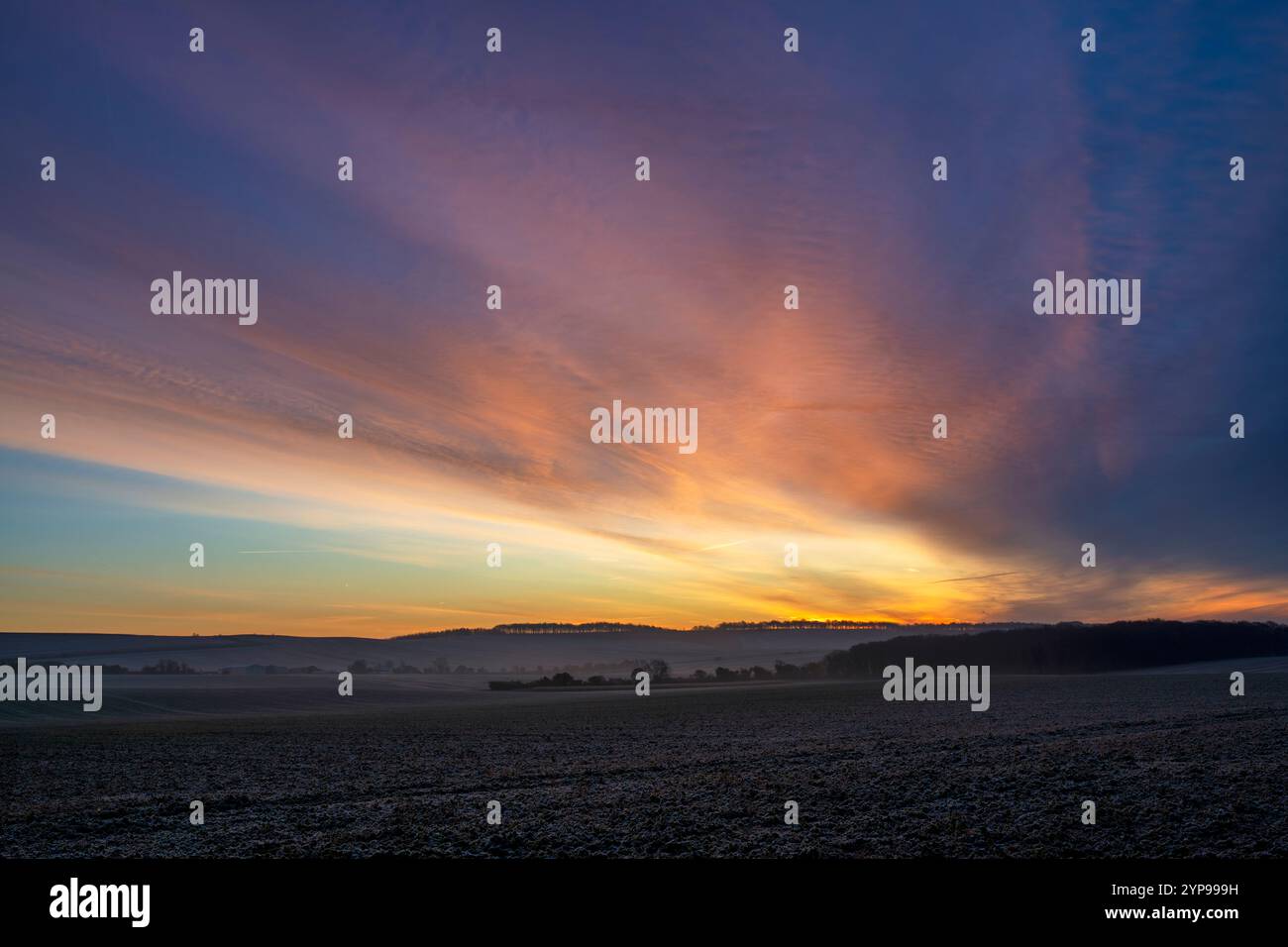 Sonnenaufgangshimmel entlang der Riga mit Blick auf die Landschaft von wiltshire. Oxfordshire, England Stockfoto