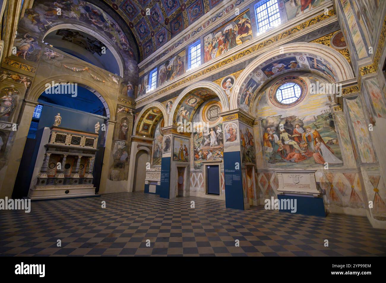 Brescia, Italien. Santa Giulia Museum, UNESCO-Weltkulturerbe. Das Innere der Basilika San Salvatore und des Chors der Nonnen Stockfoto