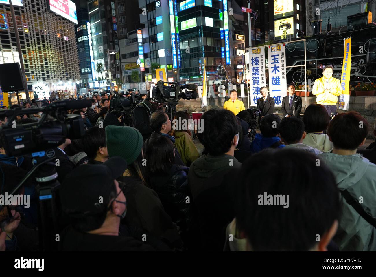 Tetsuji Isozaki, ein Politiker der oppositionellen Demokratischen Partei für das Volk (DPP), hält am Donnerstag, den 28. November 2024, eine Rede auf dem Shinbashi SL-Platz in Tokio. Die japanische Tagesversammlung fand an diesem Tag zu einer außerordentlichen Sitzung statt. Die wichtigsten Diskussionsthemen sind die Reform der politischen Fonds und der Entwurf eines Nachtragshaushaltsplans für ein neues Konjunkturpaket, das Änderungen des 1,03 Millionen Yen-Wallets enthält, was eine Politik ist, die von der DPP befürwortet wird. Die 1,03-Millionen-Yen-Mauer bezieht sich auf die Steuerpolitik Japans, bei der Personen, die jährlich über 1,03 Millionen Yen verdienen, Einkommensteuer unterliegen. Stockfoto