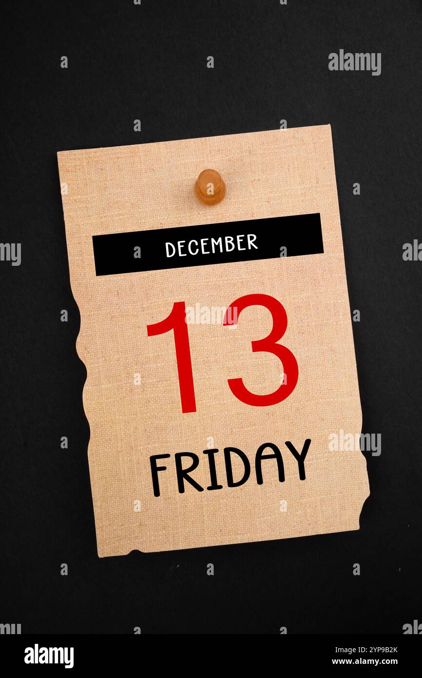 Freitag, den 13. Dezember Kalender 2024 mit Holznadel auf altem Papier. Stockfoto