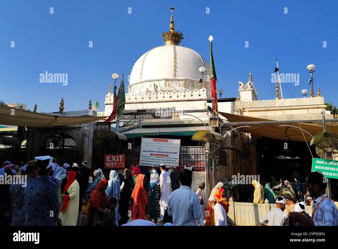 Eine allgemeine Ansicht des Schreins von sufi saint khwaja moinuddin chishti in Ajmer, Indien, 28. November 2024. Die Kontroverse um Ajmers berühmten Schrein von Sufi saint Khwaja Moinuddin Chishti eskalierte am Donnerstag, als eine Petition behauptete, dass der Ort ursprünglich ein Shiva-Tempel war. Dieses Argument hat starke Reaktionen von Politikern und Gemeindeführern hervorgerufen, was zu Bedenken hinsichtlich der Spannungen in der Gemeinschaft geführt hat. Ein örtliches Gericht in Ajmer, das weltweit für seinen verehrten Dargah anerkannt ist, veröffentlichte nach der Klage Mitteilungen an mehrere Regierungsbehörden. Wenige Tage zuvor brach in Uttar Pradesh's Sambhal o Gewalt aus Stockfoto