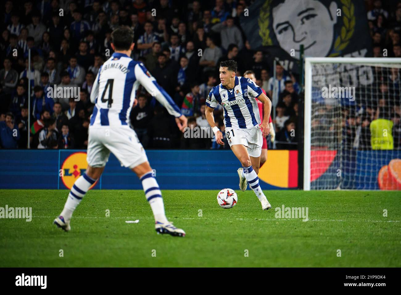 Donostia / San Sebastián, Gipuzkoa, Spanien - 28. November 2024: Nayef Aguerd dribbelte den Ball im Spiel Real Sociedad gegen AFC Ajax, Teil der Europa League, in der reale Arena. Quelle: Rubén Gil/Alamy Live News. Stockfoto