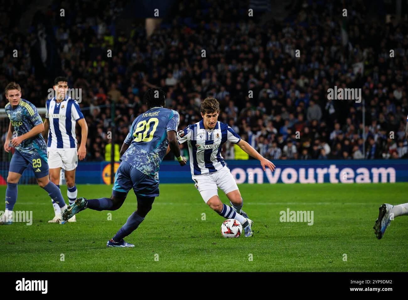 Donostia / San Sebastián, Gipuzkoa, Spanien - 28. November 2024: Aihen Muñoz dribbelte den Ball vor Bertrand Traoré im Spiel Real Sociedad gegen AFC Ajax, Teil der Europa League, in der reale Arena. Quelle: Rubén Gil/Alamy Live News. Stockfoto