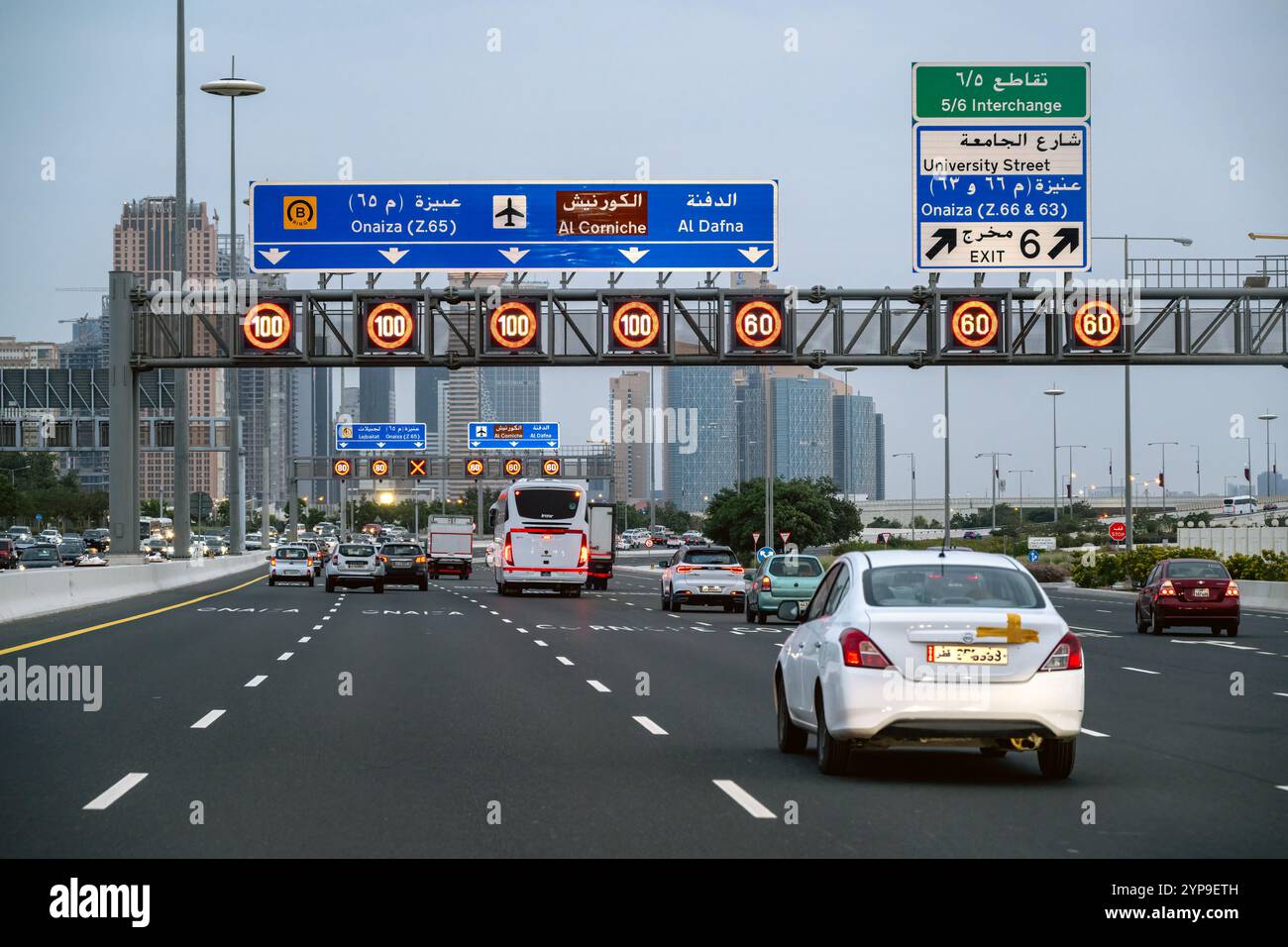 Doha Straßen und Verkehr. Brücken und Unterführung Stockfoto