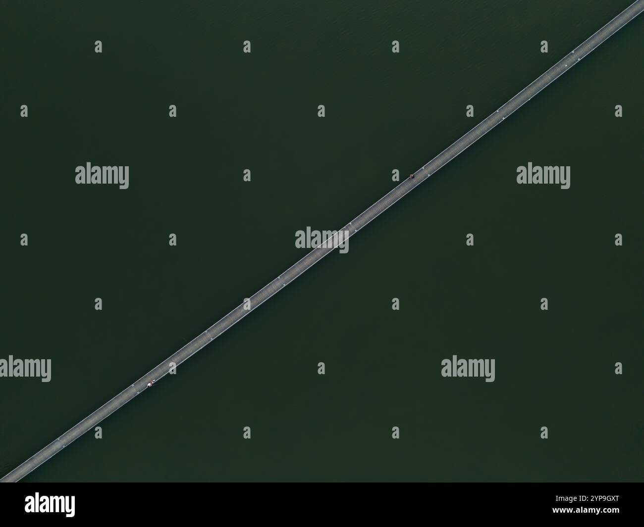 Fischer auf einer Brücke über einen See von oben, Blick auf die dron Stockfoto