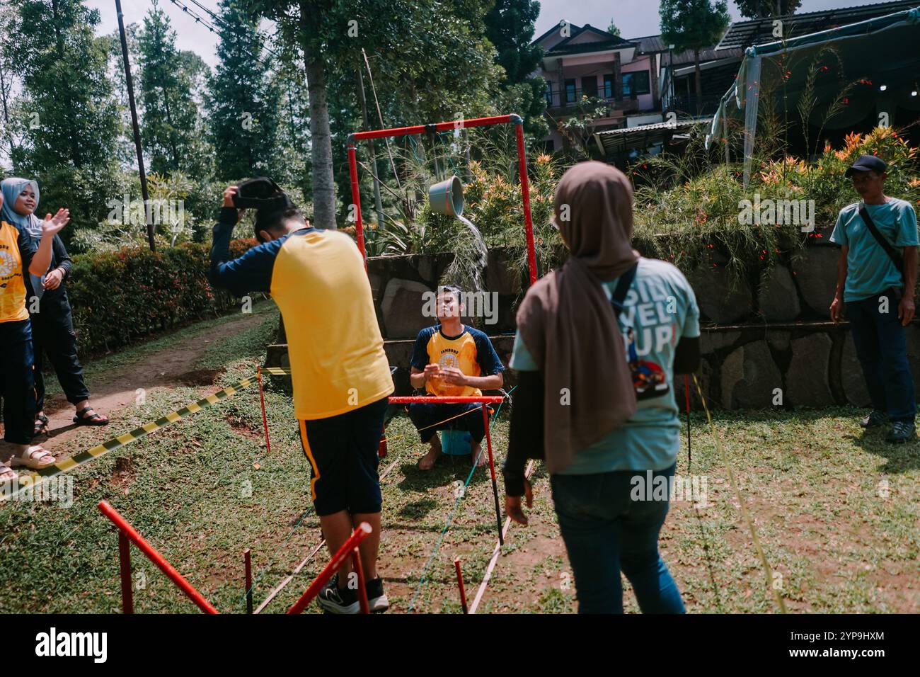 Bogor, 20. november 2024. Eine Gruppe von Personen, die auf offenem Feld Teambuilding-Aktivitäten durchführen und Teamarbeit und Zusammenarbeit fördern. Ideal für den Stockfoto