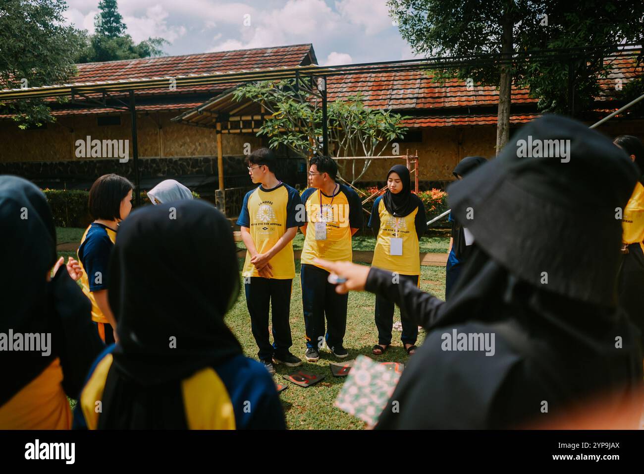 Bogor, 20. november 2024. Eine Gruppe von Personen, die auf offenem Feld Teambuilding-Aktivitäten durchführen und Teamarbeit und Zusammenarbeit fördern. Ideal für den Stockfoto