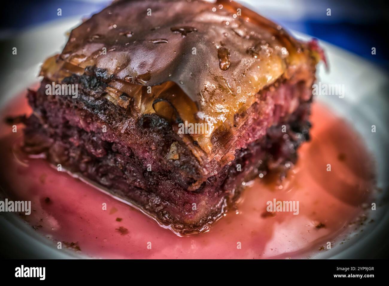 Ein Nahaufnahme-Foto von einem leckeren und saftigen hausgemachten Kirschkuchen auf einem Teller Stockfoto