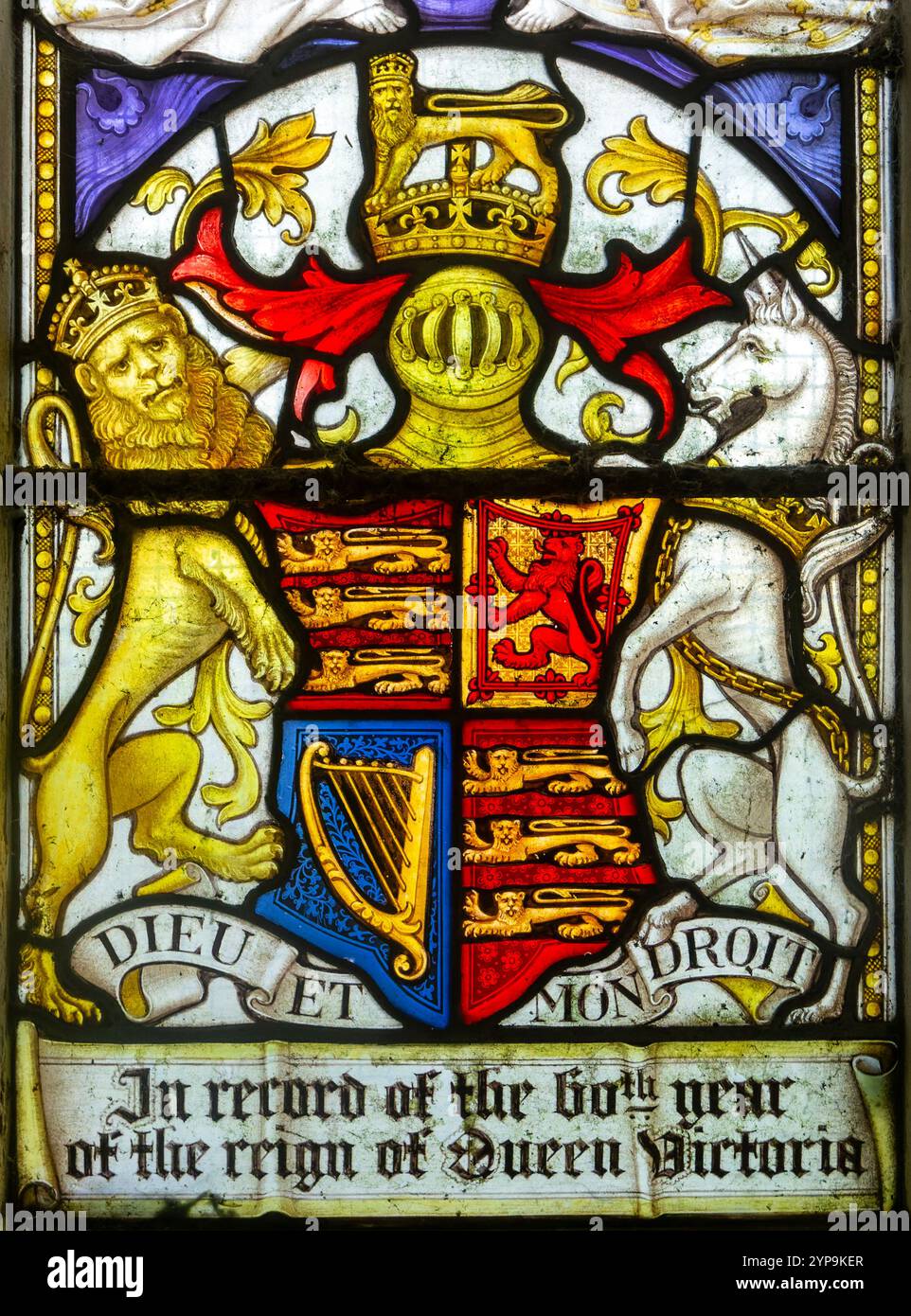 Buntglasfenster zum Gedenken an das 60. Jahr der Regierungszeit von Queen Victoria, Boulge Church, Suffolk, England, Großbritannien - Clayton und Bell 1897 - Dieu et Mon Dro Stockfoto