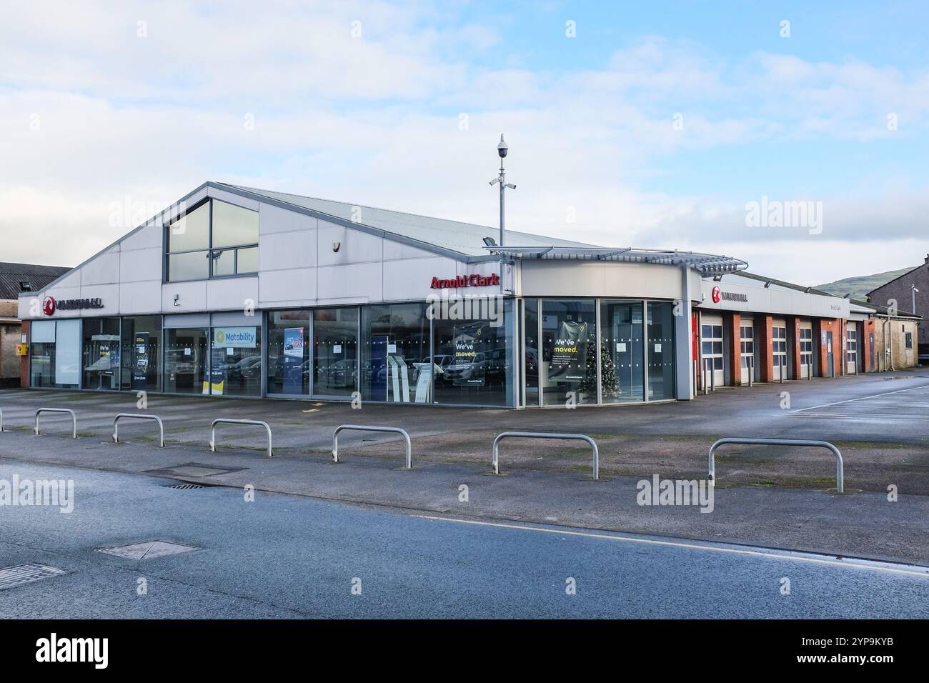 Großer Ausstellungsraum für stillgelegte Autos in Kendal, Cumbria, Großbritannien, mit einem leeren Vorplatz, der auf neue Bewohner wartet. Das Unternehmen war bis 2024 ein Vauxhall-Händlerbetrieb Stockfoto