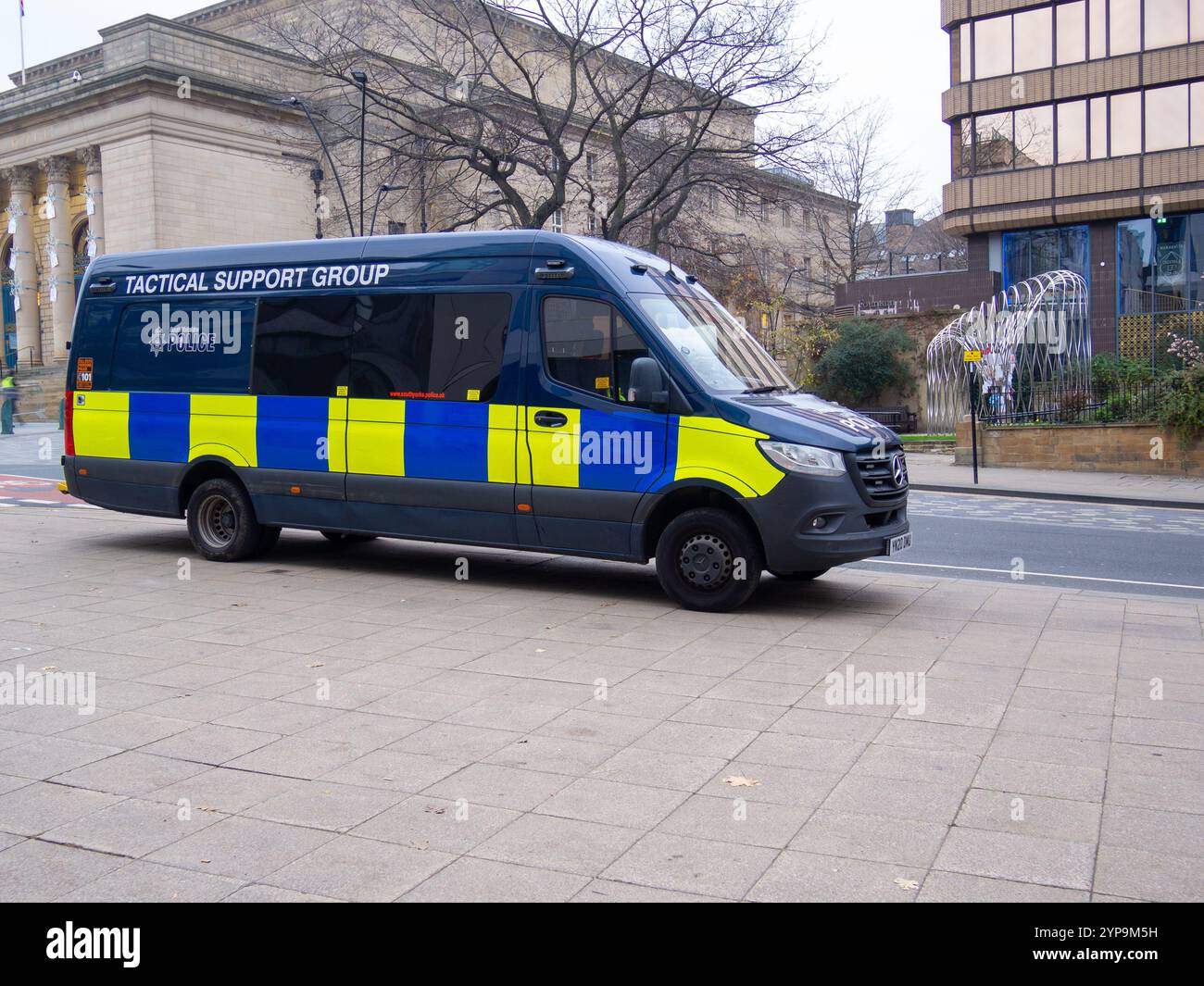 Das Fahrzeug der großen Polizei-Tactical Support-Gruppe in South Yorkshire parkte in der Nähe des Sheffield City Hall vor dem Remembrance Day im November 2024 Stockfoto