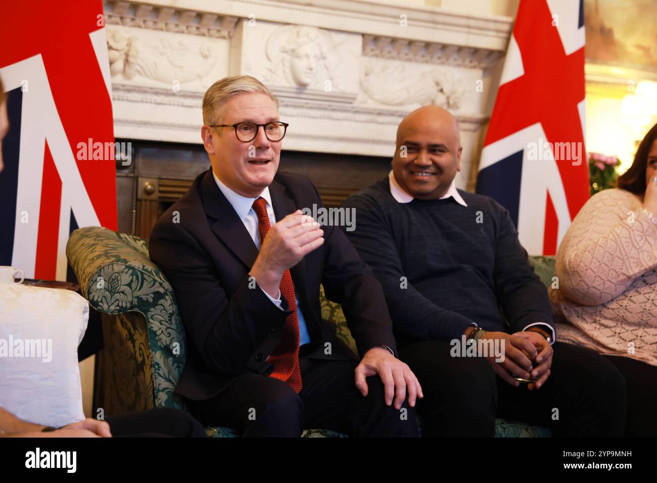 Premierminister Sir Keir Starmer und Bobby Bansal (rechts) während eines Movember-Frühstücks-Empfangs in der Downing Street 10 in London. Bilddatum: Freitag, 29. November 2024. Stockfoto