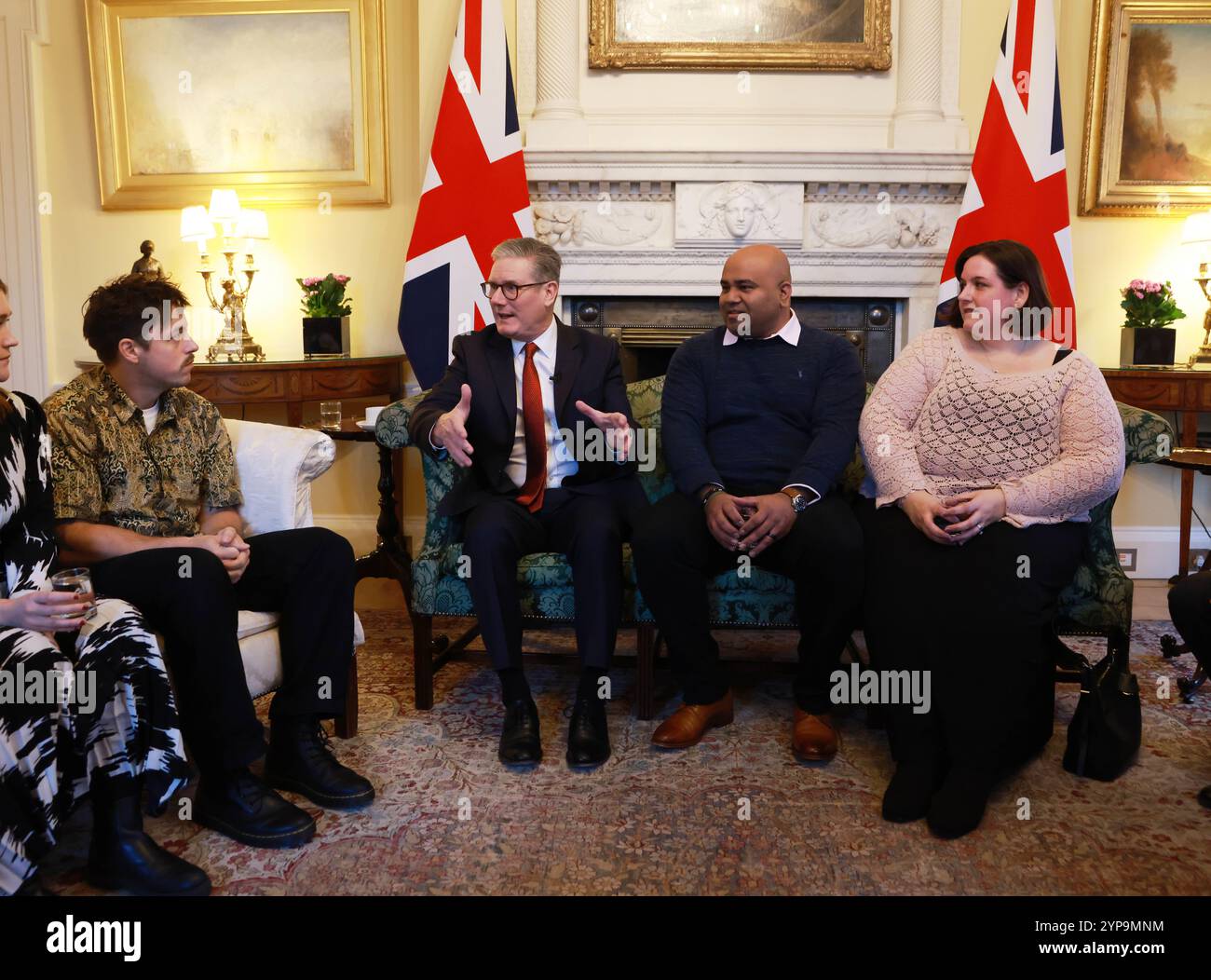 (Links-rechts) der paralympische Silbermedaillengewinner Blaine Hunt, Premierminister Sir Keir Starmer, Bobby und Kay Bansal während eines Movember-Frühstücks in der Downing Street 10 in London. Bilddatum: Freitag, 29. November 2024. Stockfoto
