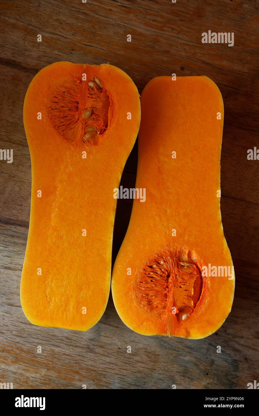 Hälften des Butternusskürbis Stockfoto