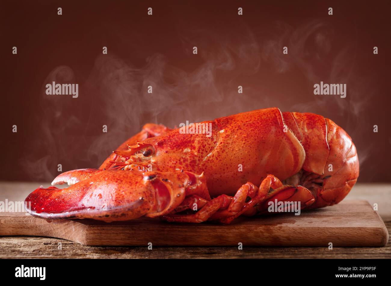 Roter gekochter Hummer auf hölzernem Hintergrund Stockfoto
