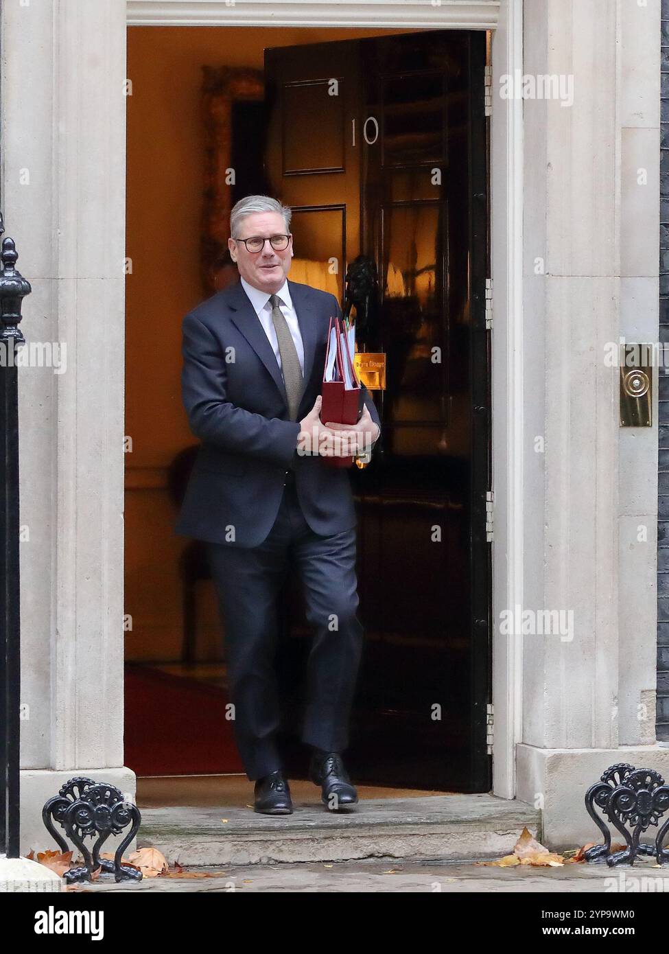 London, Großbritannien. November 2024. Der britische Premierminister Sir Keir Starmer verlässt die Downing Street 10, um an den wöchentlichen Fragen des Premierministers der PMQ im Parlament teilzunehmen. Stockfoto London, Großbritannien. November 2024. Der britische Premierminister Sir Keir Starmer verlässt die Downing Street 10, um an den wöchentlichen Fragen des Premierministers der PMQ im Parlament teilzunehmen. Stockfoto