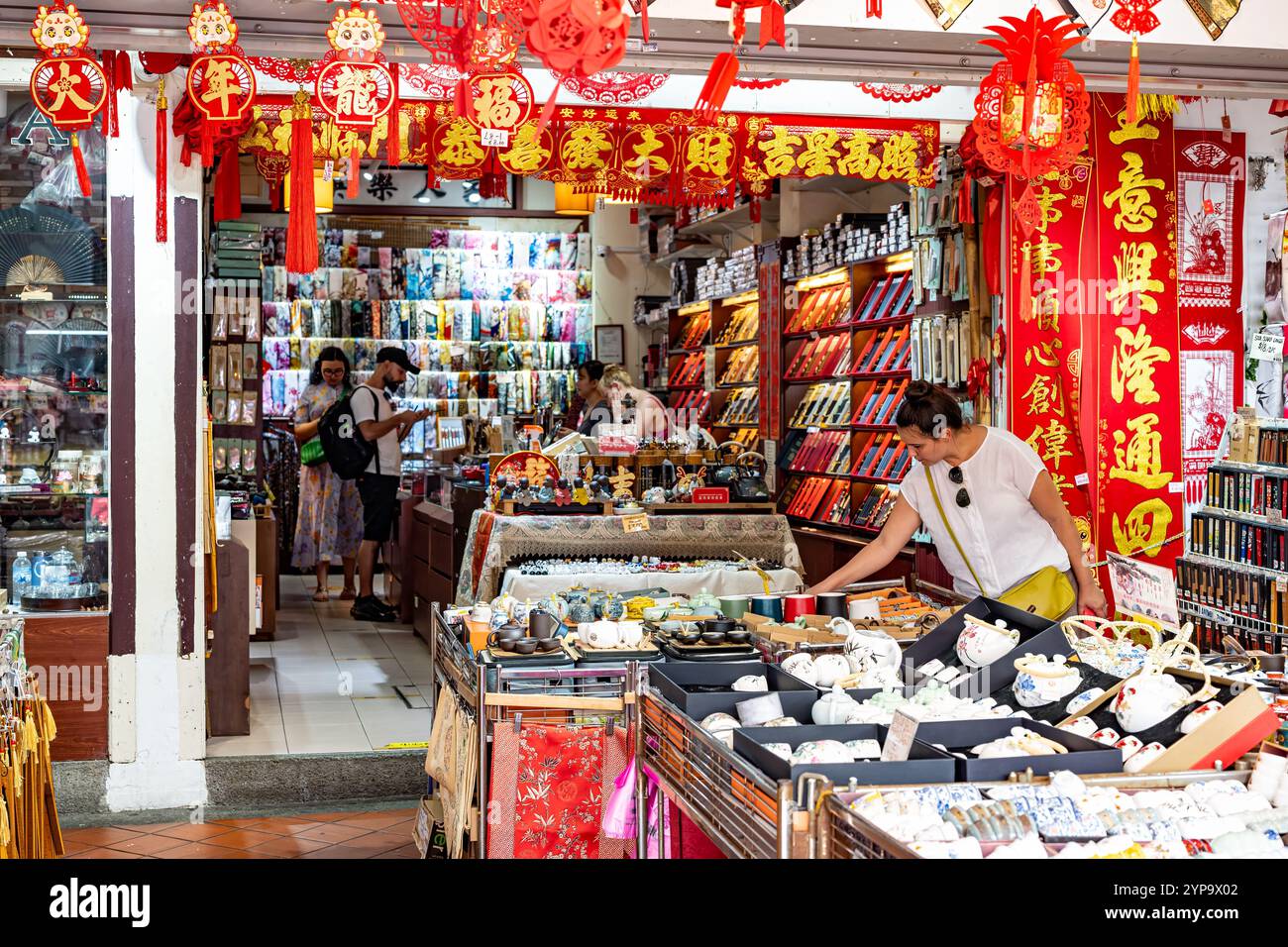 Singapur - 3. Juli 2024: Einkaufsviertel Chinatown Souvenirs, Straßenwanderung Besucher Touristenziel Stockfoto
