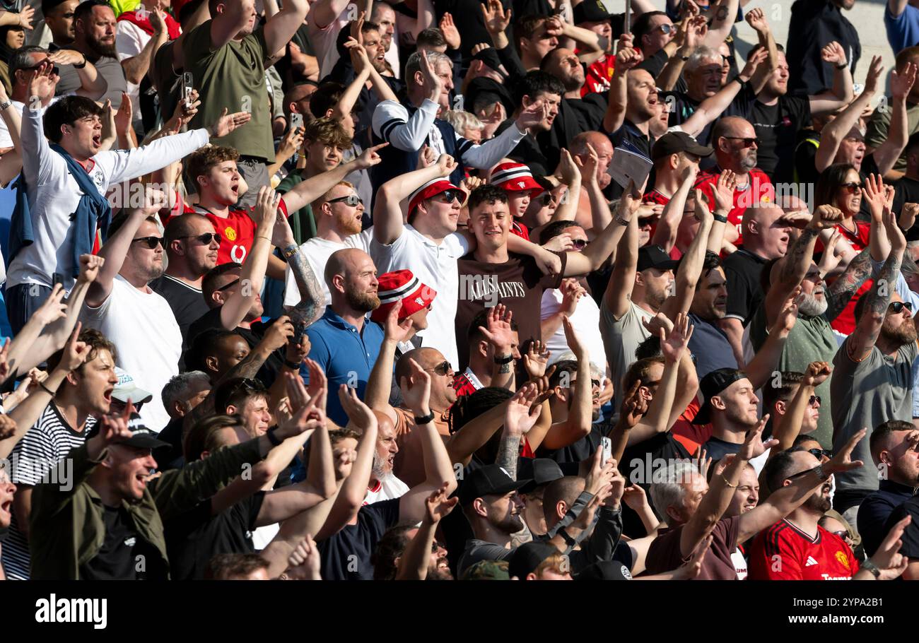 Brighton gegen Manchester United Premier League Football, Amex Stadium, Brighton, Sussex, Vereinigtes Königreich - 19. Mai 2024 - Manchester United Fans glücklich nach einem Sieg nur redaktionell. Kein Merchandising. Für Football Images gelten Einschränkungen für FA und Premier League, inc. Keine Internet-/Mobilnutzung ohne FAPL-Lizenz. Weitere Informationen erhalten Sie bei Football Dataco Stockfoto