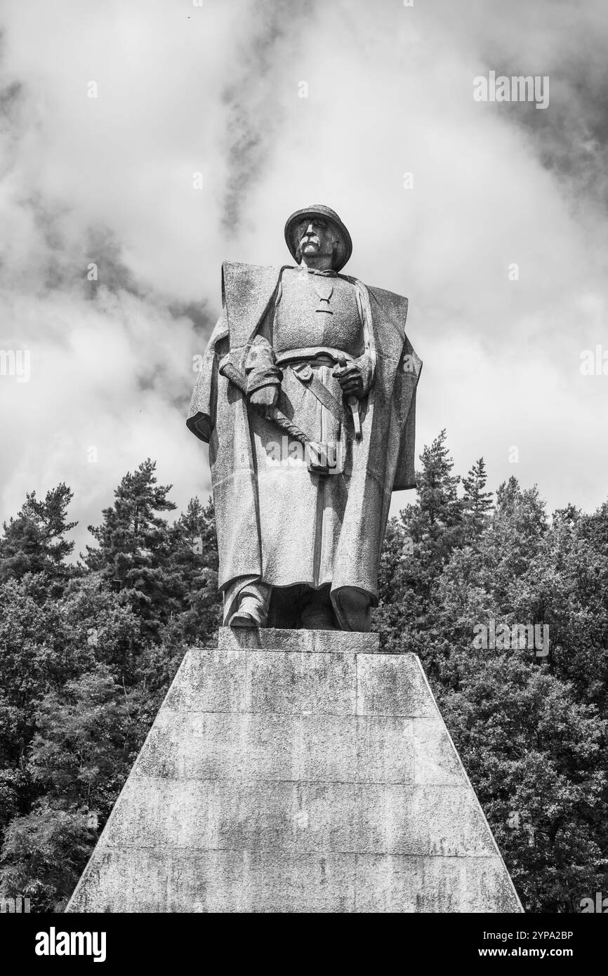 Das Denkmal von Jan Zizka steht in Trocnov an prominenter Stelle und erinnert an den Geburtsort des berühmten hussitischen Militärführers. Umgeben von üppigem Grün, ist es eine historische Bedeutung. Stockfoto