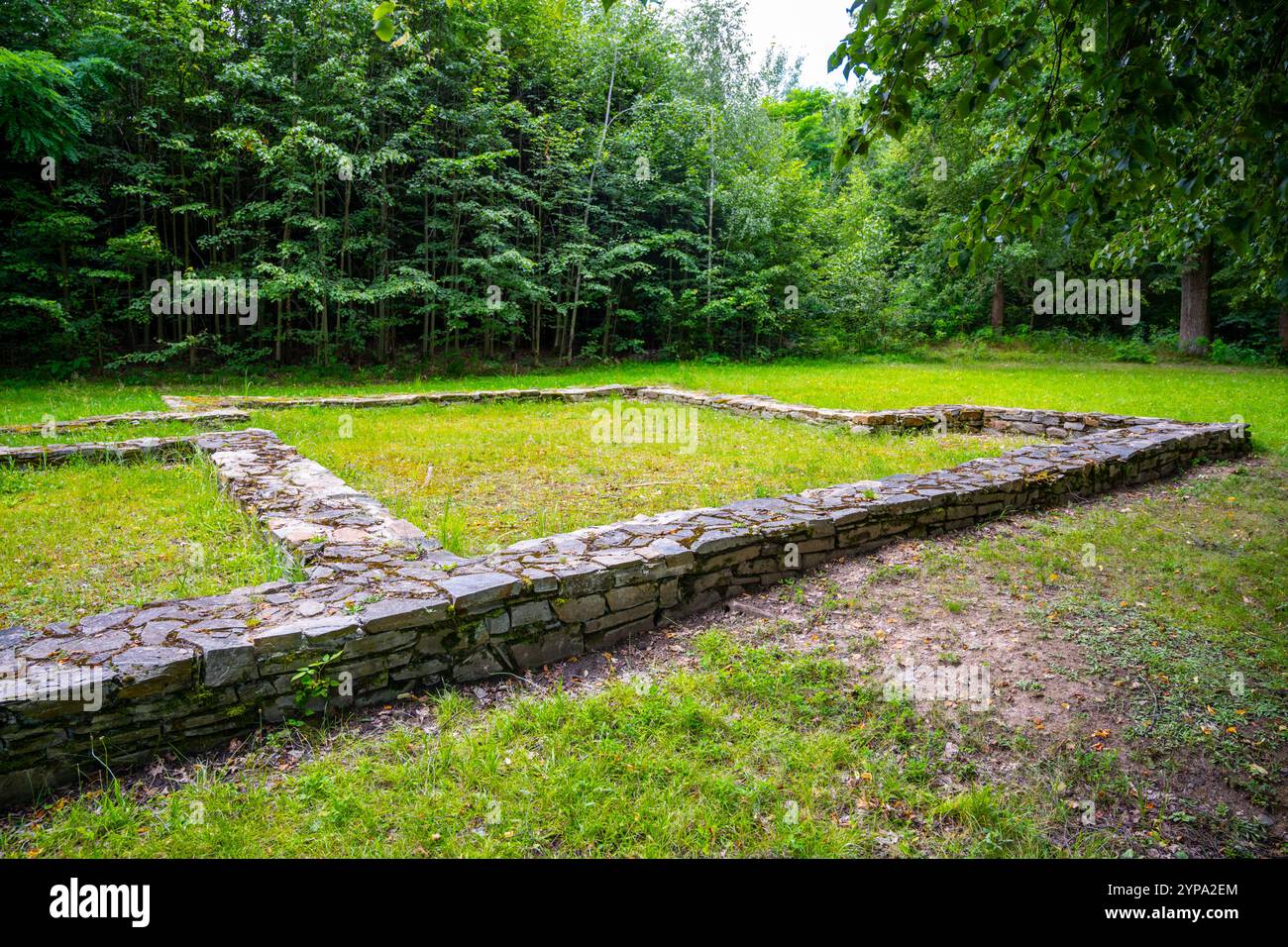 Die archäologische Stätte in Trocnov zeigt die Überreste von Zizkas Villa, die den Geburtsort des berühmten hussitischen Militärführers inmitten von üppigem Grün feiert. Stockfoto