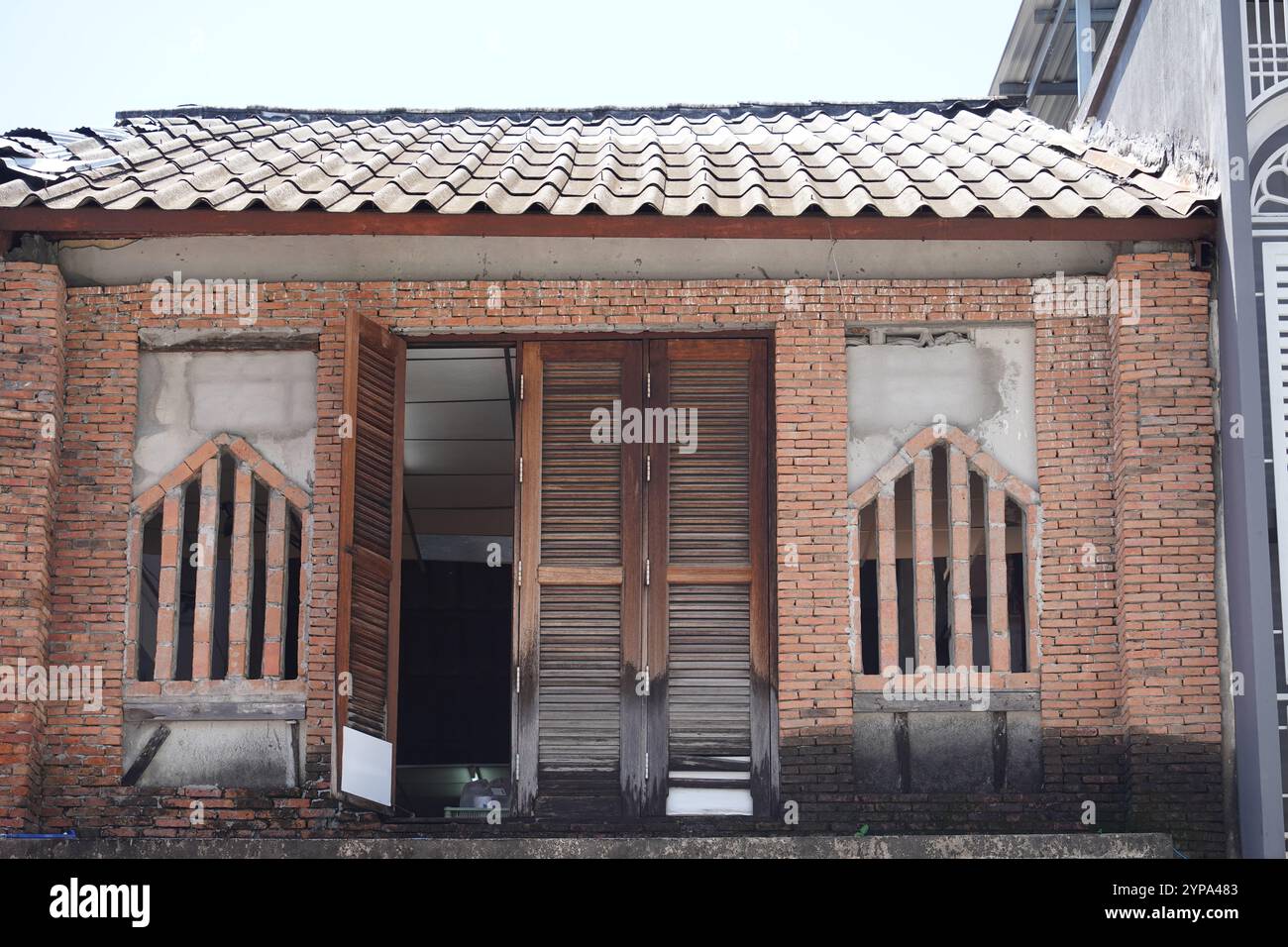 Detaillierte Sicht auf Fenster, Türen und Balkone von Stadtgebäuden Stockfoto