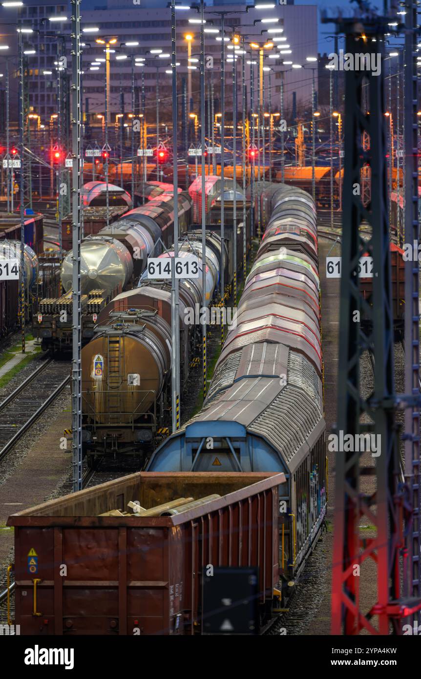 PRODUKTION - 26. November 2024, Sachsen-Anhalt, Halle (Saale): Güterwagen stehen auf dem Bahnformationsbahnhof im Rangierbahnhof Halle/Saale. Die Anlage ist eine der modernsten ihrer Art in Europa. Der Bahnknotenpunkt Halle/Saale ist ein wichtiger Knotenpunkt für den Güter- und Personenverkehr in Mitteldeutschland. Foto: Hendrik Schmidt/dpa Stockfoto